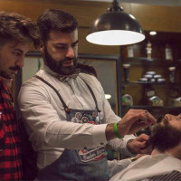 Un allievo osserva il docente sulla regolazione di una barba