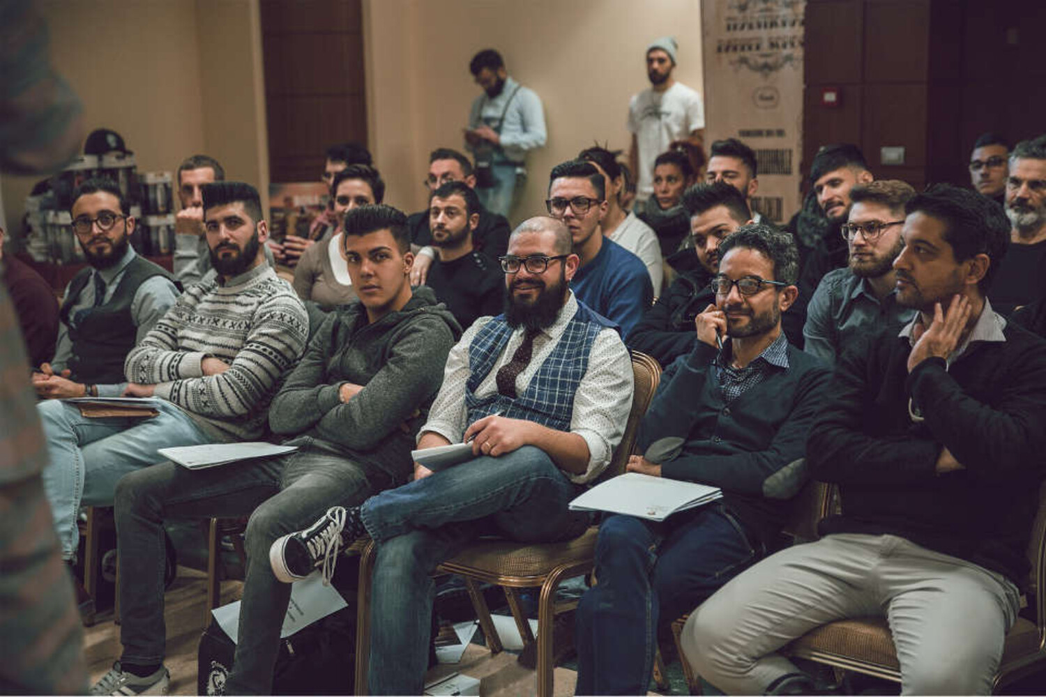 Gruppo di persone durante un workshop della Traditional Barber School