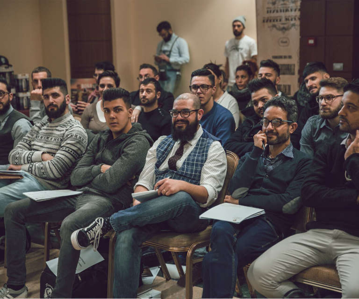 Gruppo di persone durante un workshop della Traditional Barber School