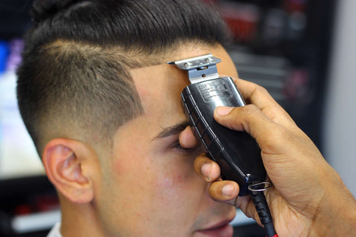 Dettaglio su fronte di rasatura con clipper