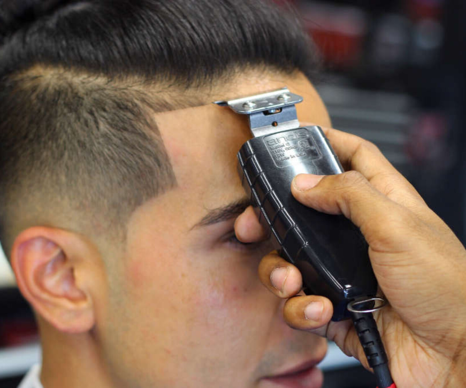 Dettaglio su fronte di rasatura con clipper