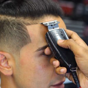 Dettaglio su fronte di rasatura con clipper